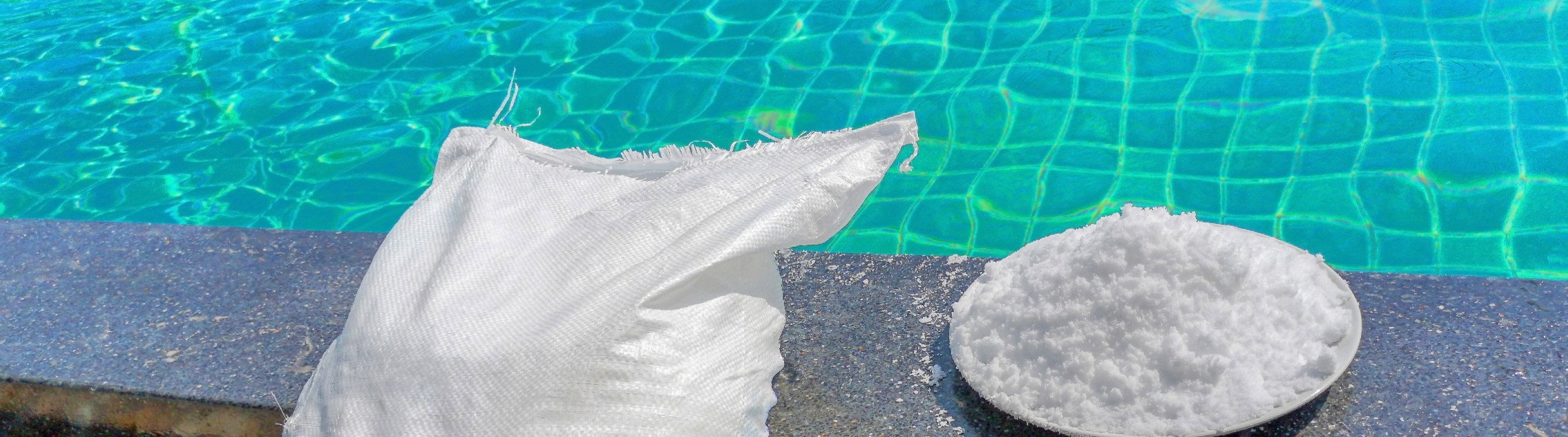 Poolsalz, Chlor & pH-Regulierung: Die 4 wichtigsten Poolchemikalien im Überblick